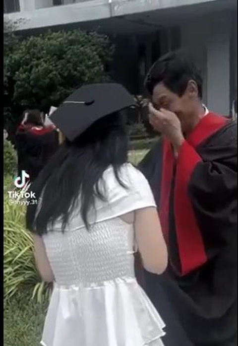 Con gái khoác áo cử nhân cho người cha thợ hồ ngày tốt nghiệp, dân mạng rưng rưng - Ảnh 1. Con gái khoác áo cử nhân cho người cha thợ hồ ngày tốt nghiệp, dân mạng rưng rưng - Ảnh 1.