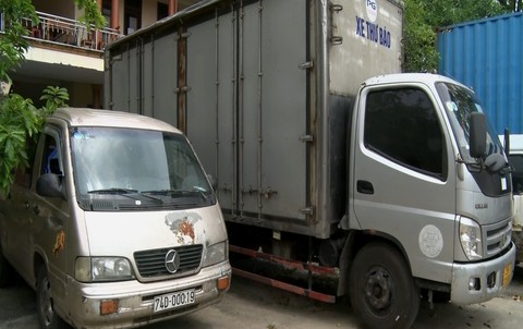 Gắn mác xe thư báo chở hàng ngàn chai rượu lậu - Ảnh 1. Gắn mác xe thư báo chở hàng ngàn chai rượu lậu - Ảnh 1.