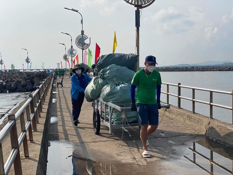 Thanh niên Phú Quốc gom hơn 4 tấn rác thải nhựa dọc bờ biển - Ảnh 2. Thanh niên Phú Quốc gom hơn 4 tấn rác thải nhựa dọc bờ biển - Ảnh 2.