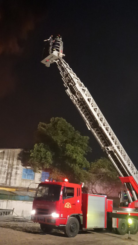 Kho hàng sát ký túc xá sinh viên Đại học Sư phạm TP.HCM cháy lớn, sinh viên tháo chạy - Ảnh 7. Kho hàng sát ký túc xá sinh viên Đại học Sư phạm TP.HCM cháy lớn, sinh viên tháo chạy - Ảnh 7.