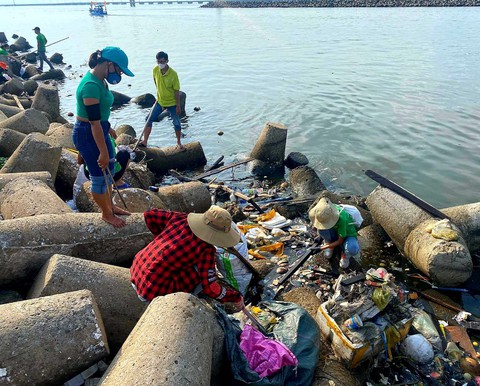 Thanh niên Phú Quốc gom hơn 4 tấn rác thải nhựa dọc bờ biển - Ảnh 1. Thanh niên Phú Quốc gom hơn 4 tấn rác thải nhựa dọc bờ biển - Ảnh 1.