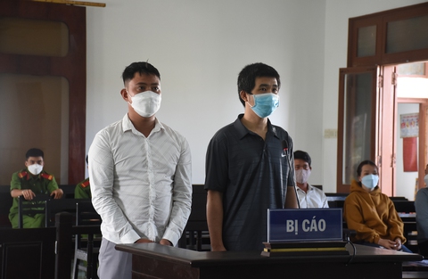 Mua bán súng quân dụng kiếm lời, 2 người đi tù - Ảnh 1. Mua bán súng quân dụng kiếm lời, 2 người đi tù - Ảnh 1.