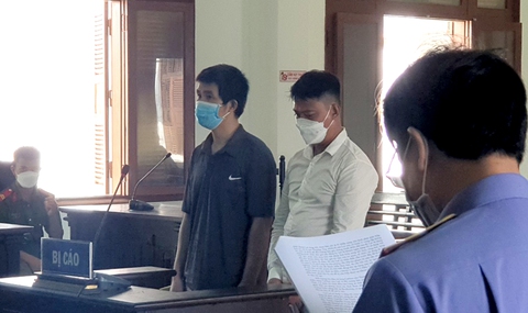 Mua bán súng quân dụng kiếm lời, 2 người đi tù - Ảnh 2. Mua bán súng quân dụng kiếm lời, 2 người đi tù - Ảnh 2.