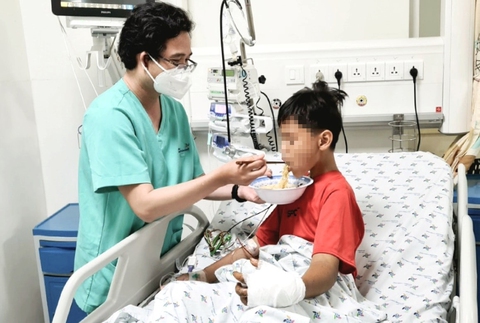 Bị rắn độc cắn 6 ngày mới đi viện, bé trai may mắn được cứu kịp - Ảnh 1. Bị rắn độc cắn 6 ngày mới đi viện, bé trai may mắn được cứu kịp - Ảnh 1.