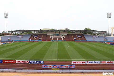 Sân Việt Trì chạy đua trước trận U23 Việt Nam - U20 Hàn Quốc - Ảnh 2. Sân Việt Trì chạy đua trước trận U23 Việt Nam - U20 Hàn Quốc - Ảnh 2.