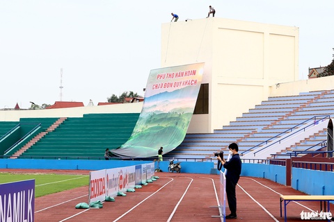 Sân Việt Trì chạy đua trước trận U23 Việt Nam - U20 Hàn Quốc - Ảnh 6. Sân Việt Trì chạy đua trước trận U23 Việt Nam - U20 Hàn Quốc - Ảnh 6.