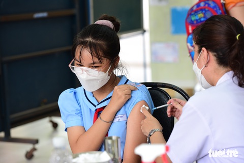 TP.HCM: 2 ngày tiêm chủng, hơn 2.160 trẻ hoãn tiêm do từng mắc COVID-19 chưa quá 3 tháng hoặc sốt - Ảnh 1. TP.HCM: 2 ngày tiêm chủng, hơn 2.160 trẻ hoãn tiêm do từng mắc COVID-19 chưa quá 3 tháng hoặc sốt - Ảnh 1.
