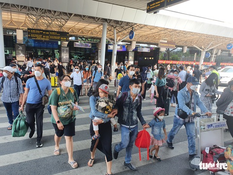 Xe buýt ở sân bay Tân Sơn Nhất: 5.000 đồng/lượt vẫn ít khách - Ảnh 5. Xe buýt ở sân bay Tân Sơn Nhất: 5.000 đồng/lượt vẫn ít khách - Ảnh 5.