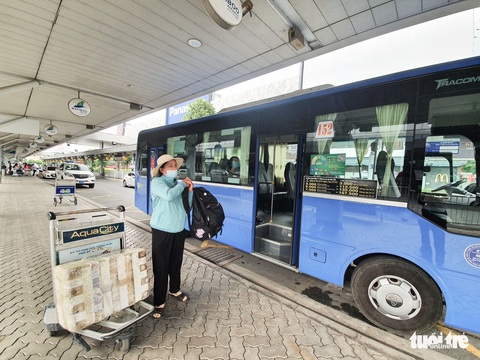 Xe buýt ở sân bay Tân Sơn Nhất: 5.000 đồng/lượt vẫn ít khách - Ảnh 2. Xe buýt ở sân bay Tân Sơn Nhất: 5.000 đồng/lượt vẫn ít khách - Ảnh 2.