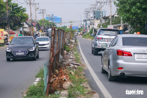 Mở rộng đường 7 năm chưa xong, chủ đầu tư nói gì? - Ảnh 1. Mở rộng đường 7 năm chưa xong, chủ đầu tư nói gì? - Ảnh 1.