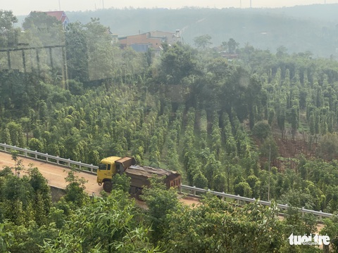 San múc cả góc đồi chở đi bán, chính quyền địa phương nói khó ngăn chặn - Ảnh 4. San múc cả góc đồi chở đi bán, chính quyền địa phương nói khó ngăn chặn - Ảnh 4.