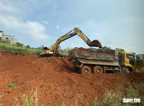 San múc cả góc đồi chở đi bán, chính quyền địa phương nói khó ngăn chặn - Ảnh 3. San múc cả góc đồi chở đi bán, chính quyền địa phương nói khó ngăn chặn - Ảnh 3.