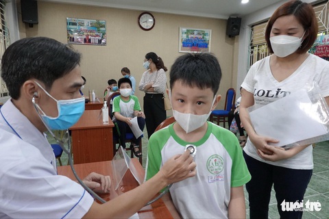 TP.HCM: Cha mẹ, bác sĩ và cô giáo cùng vỗ về học sinh - Ảnh 1. TP.HCM: Cha mẹ, bác sĩ và cô giáo cùng vỗ về học sinh - Ảnh 1.
