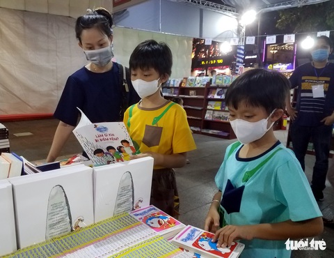 Ngày sách và văn hóa đọc khai mạc tưng bừng tại phố đi bộ Nguyễn Huệ - Ảnh 4. Ngày sách và văn hóa đọc khai mạc tưng bừng tại phố đi bộ Nguyễn Huệ - Ảnh 4.