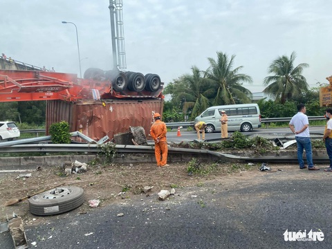 Xe container lật ngang trên cao tốc TP.HCM - Trung Lương, kẹt xe nhiều cây số - Ảnh 2. Xe container lật ngang trên cao tốc TP.HCM - Trung Lương, kẹt xe nhiều cây số - Ảnh 2.
