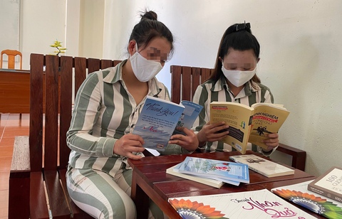 Mang sách tặng trại giam, giúp phạm nhân hướng thiện - Ảnh 1. Mang sách tặng trại giam, giúp phạm nhân hướng thiện - Ảnh 1.