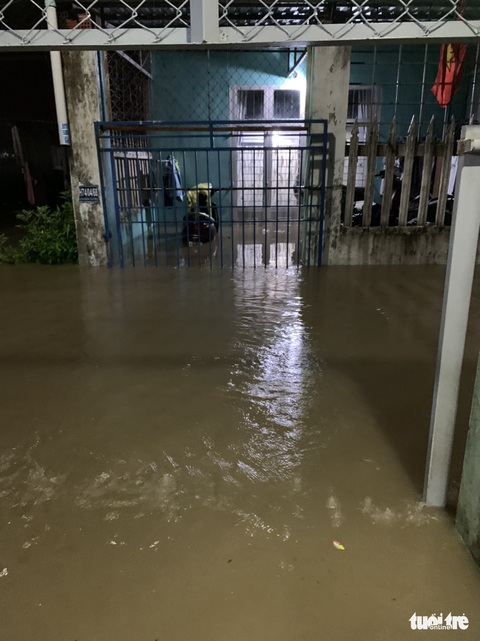 Mưa trái mùa, nhiều khu dân cư Đà Nẵng chạy lụt giữa khuya - Ảnh 5. Mưa trái mùa, nhiều khu dân cư Đà Nẵng chạy lụt giữa khuya - Ảnh 5.