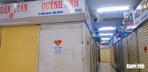 Hàng loạt tiểu thương các chợ nổi tiếng ở TP.HCM bỏ sạp vì ế ẩm - Ảnh 1. Hàng loạt tiểu thương các chợ nổi tiếng ở TP.HCM bỏ sạp vì ế ẩm - Ảnh 1.
