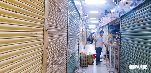 Hàng loạt tiểu thương các chợ nổi tiếng ở TP.HCM bỏ sạp vì ế ẩm - Ảnh 5. Hàng loạt tiểu thương các chợ nổi tiếng ở TP.HCM bỏ sạp vì ế ẩm - Ảnh 5.