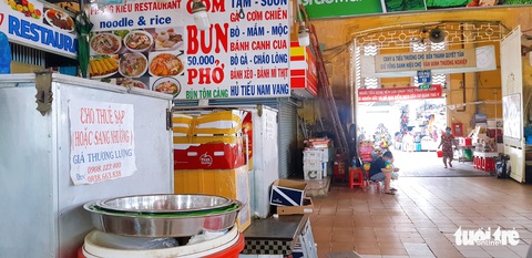 Hàng loạt tiểu thương các chợ nổi tiếng ở TP.HCM bỏ sạp vì ế ẩm - Ảnh 3. Hàng loạt tiểu thương các chợ nổi tiếng ở TP.HCM bỏ sạp vì ế ẩm - Ảnh 3.