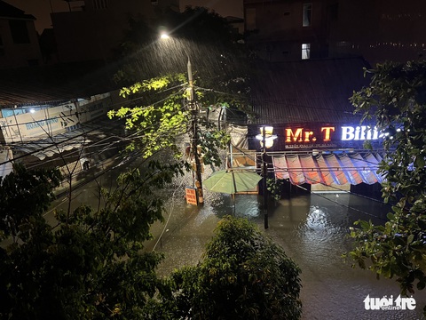 Mưa trái mùa, nhiều khu dân cư Đà Nẵng chạy lụt giữa khuya - Ảnh 3. Mưa trái mùa, nhiều khu dân cư Đà Nẵng chạy lụt giữa khuya - Ảnh 3.