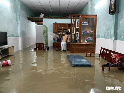 Mưa trái mùa, nhiều khu dân cư Đà Nẵng chạy lụt giữa khuya - Ảnh 6. Mưa trái mùa, nhiều khu dân cư Đà Nẵng chạy lụt giữa khuya - Ảnh 6.