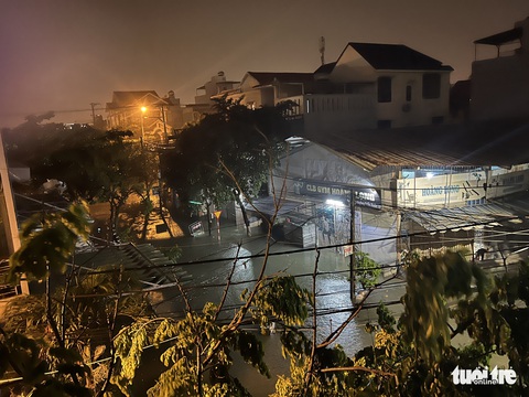 Mưa trái mùa, nhiều khu dân cư Đà Nẵng chạy lụt giữa khuya - Ảnh 9. Mưa trái mùa, nhiều khu dân cư Đà Nẵng chạy lụt giữa khuya - Ảnh 9.