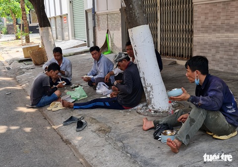 Những bữa trưa qua quýt bên đường - Ảnh 1. Những bữa trưa qua quýt bên đường - Ảnh 1.
