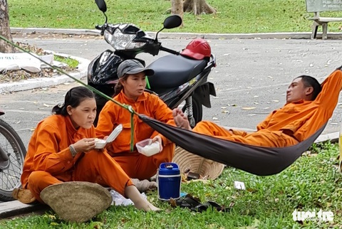 Những bữa trưa qua quýt bên đường - Ảnh 2. Những bữa trưa qua quýt bên đường - Ảnh 2.