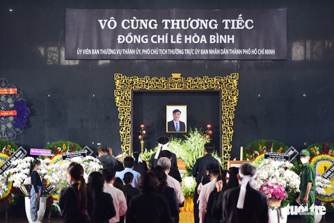 Sáng nay, tiễn đưa ông Lê Hòa Bình - phó chủ tịch thường trực TP.HCM - về nơi an nghỉ cuối cùng - Ảnh 11. Sáng nay, tiễn đưa ông Lê Hòa Bình - phó chủ tịch thường trực TP.HCM - về nơi an nghỉ cuối cùng - Ảnh 11.