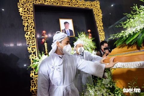 Sáng nay, tiễn đưa ông Lê Hòa Bình - phó chủ tịch thường trực TP.HCM - về nơi an nghỉ cuối cùng - Ảnh 9. Sáng nay, tiễn đưa ông Lê Hòa Bình - phó chủ tịch thường trực TP.HCM - về nơi an nghỉ cuối cùng - Ảnh 9.