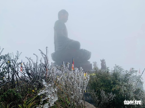 Băng giá bất ngờ phủ đỉnh Fansipan, nhiều tỉnh có mưa lớn - Ảnh 4. Băng giá bất ngờ phủ đỉnh Fansipan, nhiều tỉnh có mưa lớn - Ảnh 4.