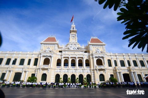 Di quan cố Phó chủ tịch thường trực TP.HCM Lê Hòa Bình, người dân chào ông lần cuối - Ảnh 15. Di quan cố Phó chủ tịch thường trực TP.HCM Lê Hòa Bình, người dân chào ông lần cuối - Ảnh 15.