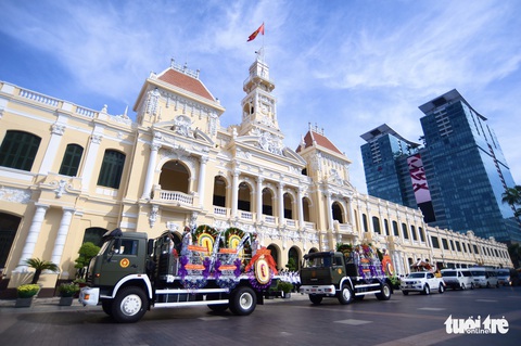 Di quan cố Phó chủ tịch thường trực TP.HCM Lê Hòa Bình, người dân chào ông lần cuối - Ảnh 9. Di quan cố Phó chủ tịch thường trực TP.HCM Lê Hòa Bình, người dân chào ông lần cuối - Ảnh 9.