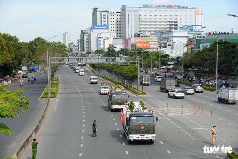 Di quan cố Phó chủ tịch thường trực TP.HCM Lê Hòa Bình, người dân chào ông lần cuối - Ảnh 11. Di quan cố Phó chủ tịch thường trực TP.HCM Lê Hòa Bình, người dân chào ông lần cuối - Ảnh 11.