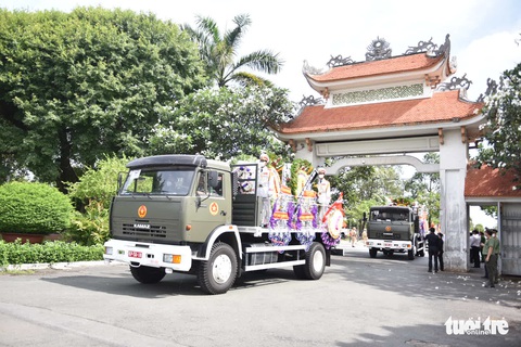 Di quan cố Phó chủ tịch thường trực TP.HCM Lê Hòa Bình, người dân chào ông lần cuối - Ảnh 1. Di quan cố Phó chủ tịch thường trực TP.HCM Lê Hòa Bình, người dân chào ông lần cuối - Ảnh 1.