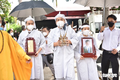 Di quan cố Phó chủ tịch thường trực TP.HCM Lê Hòa Bình, người dân chào ông lần cuối - Ảnh 8. Di quan cố Phó chủ tịch thường trực TP.HCM Lê Hòa Bình, người dân chào ông lần cuối - Ảnh 8.