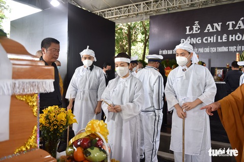 Di quan cố Phó chủ tịch thường trực TP.HCM Lê Hòa Bình, người dân chào ông lần cuối - Ảnh 6. Di quan cố Phó chủ tịch thường trực TP.HCM Lê Hòa Bình, người dân chào ông lần cuối - Ảnh 6.