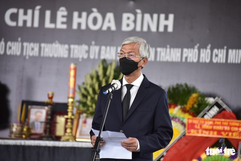 Di quan cố Phó chủ tịch thường trực TP.HCM Lê Hòa Bình, người dân chào ông lần cuối - Ảnh 4. Di quan cố Phó chủ tịch thường trực TP.HCM Lê Hòa Bình, người dân chào ông lần cuối - Ảnh 4.