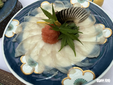 Món ăn tử thần sashimi từ cá nóc giá bạc triệu được giới thiệu ở TP.HCM - Ảnh 1. Món ăn tử thần sashimi từ cá nóc giá bạc triệu được giới thiệu ở TP.HCM - Ảnh 1.