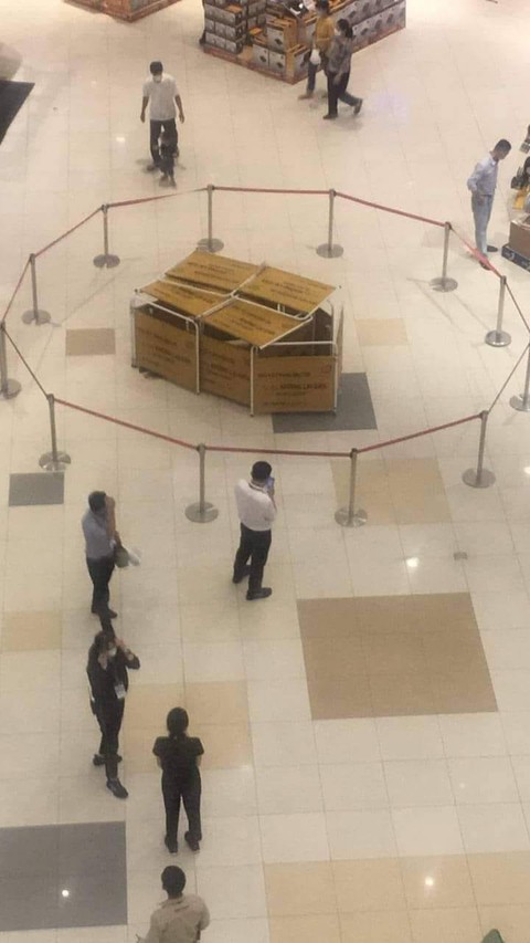 Một bảo vệ rơi từ trên cao nguy kịch trong siêu thị lớn ở Bình Dương - Ảnh 1. Một bảo vệ rơi từ trên cao nguy kịch trong siêu thị lớn ở Bình Dương - Ảnh 1.