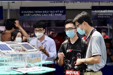 Thi tốt nghiệp THPT 2022: Lần đầu đăng ký thi trực tuyến - Ảnh 1. Thi tốt nghiệp THPT 2022: Lần đầu đăng ký thi trực tuyến - Ảnh 1.
