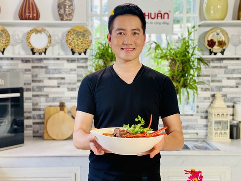 Độc đáo món cá thu rim nước mía của Nguyễn Phi Hùng - Ảnh 2. Độc đáo món cá thu rim nước mía của Nguyễn Phi Hùng - Ảnh 2.