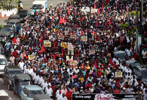 Sri Lanka điều tra vụ nổ súng vào người biểu tình khiến 1 người chết - Ảnh 1. Sri Lanka điều tra vụ nổ súng vào người biểu tình khiến 1 người chết - Ảnh 1.