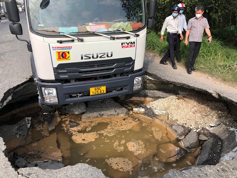 Vụ sụt đường ở Thủ Đức: Xử lý trễ nhất trong đêm nay - Ảnh 1. Vụ sụt đường ở Thủ Đức: Xử lý trễ nhất trong đêm nay - Ảnh 1.