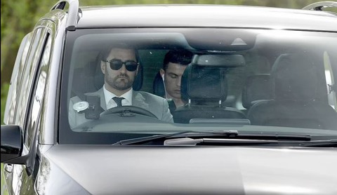Ronaldo trở lại tập luyện sau cú sốc con trai sơ sinh qua đời - Ảnh 1. Ronaldo trở lại tập luyện sau cú sốc con trai sơ sinh qua đời - Ảnh 1.