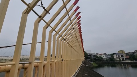 Lập biên bản, buộc dừng gắn lan can như ‘hàng rào nhà tù” - Ảnh 1. Lập biên bản, buộc dừng gắn lan can như ‘hàng rào nhà tù” - Ảnh 1.