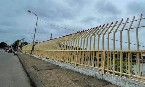 Quảng Trị: Biến lan can cầu thành ‘hàng rào nhà tù’, dân mạng phản ứng - Ảnh 1. Quảng Trị: Biến lan can cầu thành ‘hàng rào nhà tù’, dân mạng phản ứng - Ảnh 1.