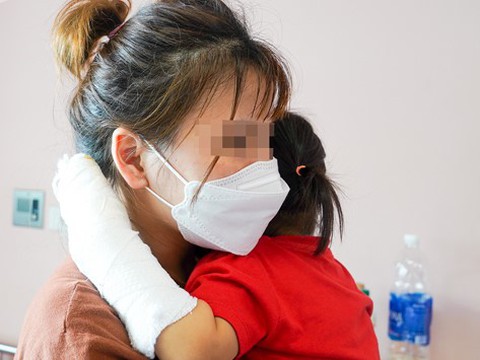 Tự rút sạc điện thoại, bé gái 29 tháng tuổi bị điện giật cháy đen lòng bàn tay - Ảnh 1. Tự rút sạc điện thoại, bé gái 29 tháng tuổi bị điện giật cháy đen lòng bàn tay - Ảnh 1.