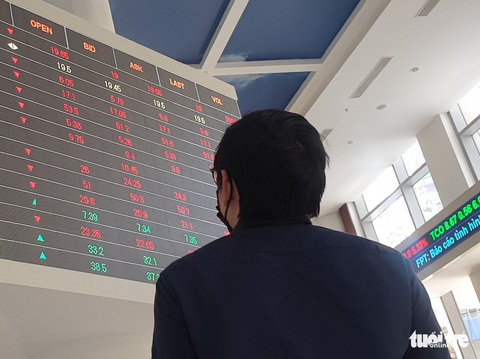 Nhà đầu tư nước ngoài mua ròng hơn 1.300 tỉ đồng lúc thị trường chứng khoán lao dốc - Ảnh 1. Nhà đầu tư nước ngoài mua ròng hơn 1.300 tỉ đồng lúc thị trường chứng khoán lao dốc - Ảnh 1.
